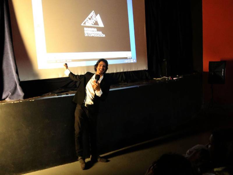 Josué Orellana vuelve a apostar por documentar vivencias complejas que reflejan la indiferencia de la sociedad ante problemáticas que consideran ajenas.