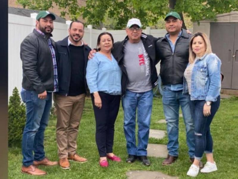 El abogado Gustavo compartió con EL HERALDO una fotografía en la que aparece acompañado de sus padres y sus tres hermanos.