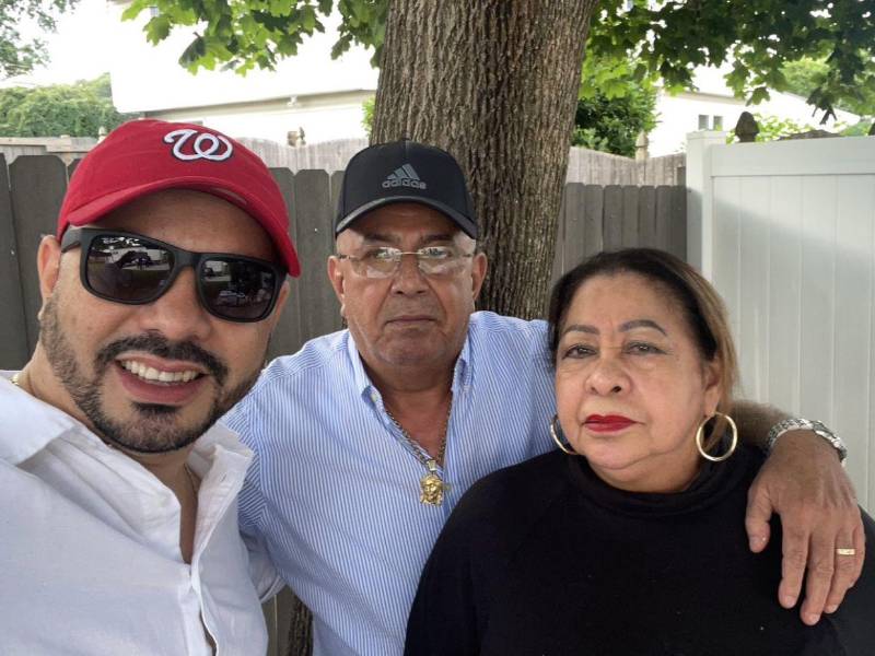 Gustavo Solórzano posa en compañía de sus padres, Marcio René Solórzano Hernández y Alba Luz Díaz Padilla.