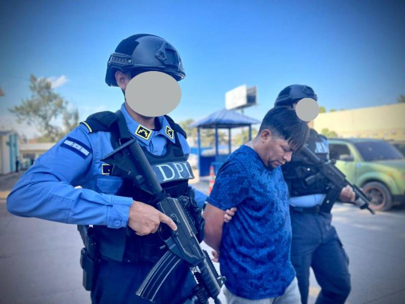 Juaquín Donay Hernández Hernández, de 38 años de edad, apodado El Tío, al ser capturado por elementos de la Dirección Policial de Investigaciones (DPI).