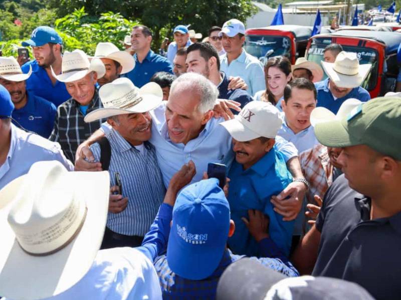 Nasry Asfura promete dotar de maquinaria para mejorar caminos productivos en Lempira