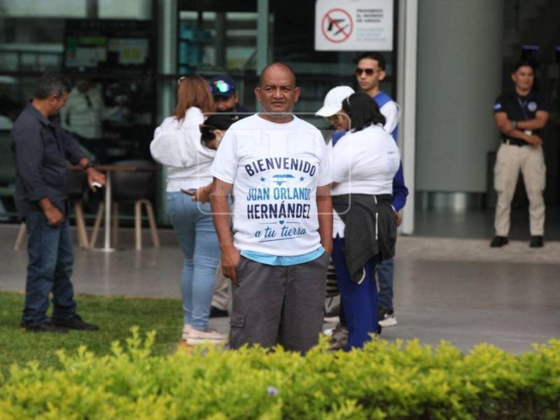 Un hombre espera la llegada del expresidente hondureño en las afueras del Aeropuerto Internacional de Palmerola, en Comayagua, zona central de Honduras.