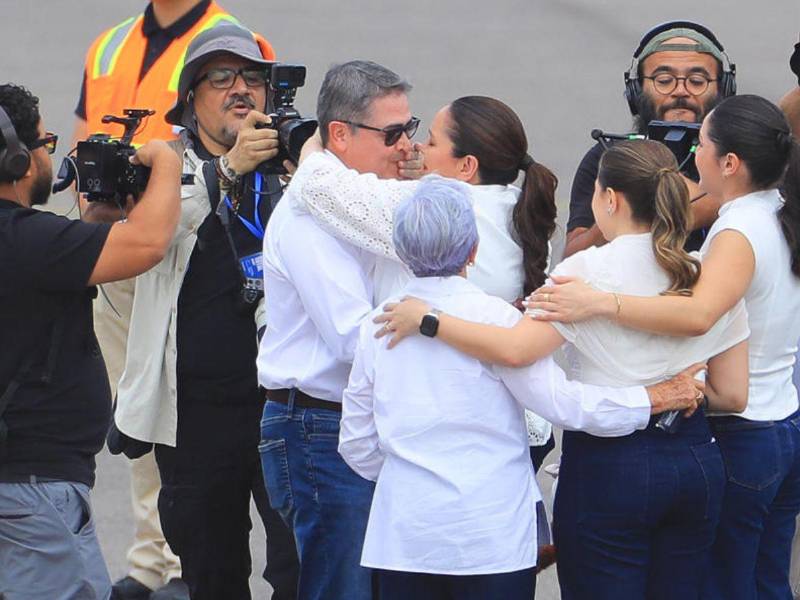 Con un abrazo y un beso de su esposa, Ana García de Hernández, fue recibido Juan Orlando Hernández al regresar a Honduras. El emotivo reencuentro ocurrió este domingo en el Aeropuerto Internacional Palmerola, donde familiares y simpatizantes esperaban la llegada del exmandatario.