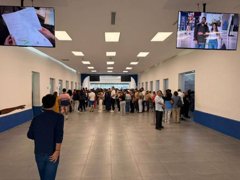 Decenas de personas comenzaron a salir del país este fin de semana.
