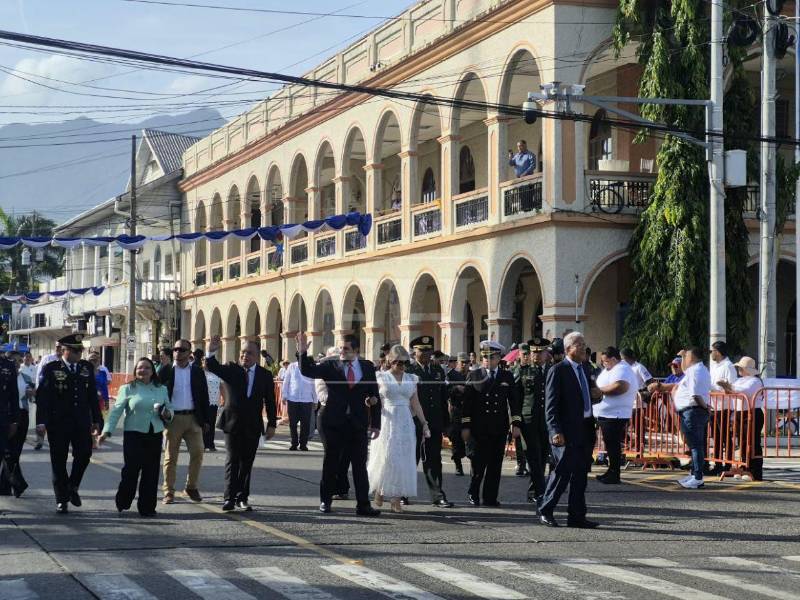 Las autoridades municipales inauguraron los desfiles en la novia de Honduras.