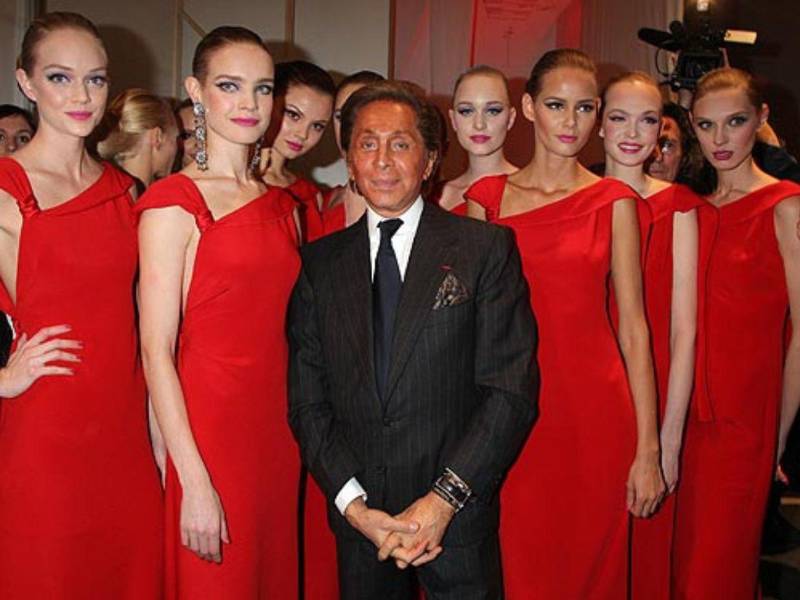 El rojo en el mundo de la moda tiene un nombre: el del diseñador italiano Valentino. El carismático estilista, fallecido este lunes en Roma a los 93 años, forjó un imperio de la moda con su nombre, y elevó ese color a lo más alto de la costura, tanto, que existe el 'rojo Valentino'.