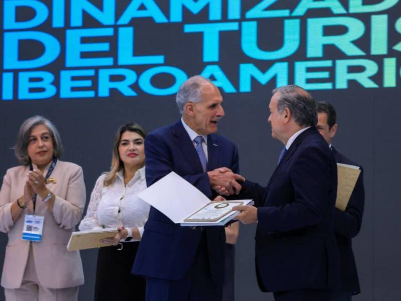 El presidente de la República, Nasry Juan Asfura recibió el reconocimiento por su aporte al desarrollo sostenible, la integración regional y el impulso al turismo como motor de crecimiento económico.