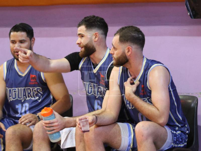 Facussé junto a su hermano durante el partido de Jaguares.