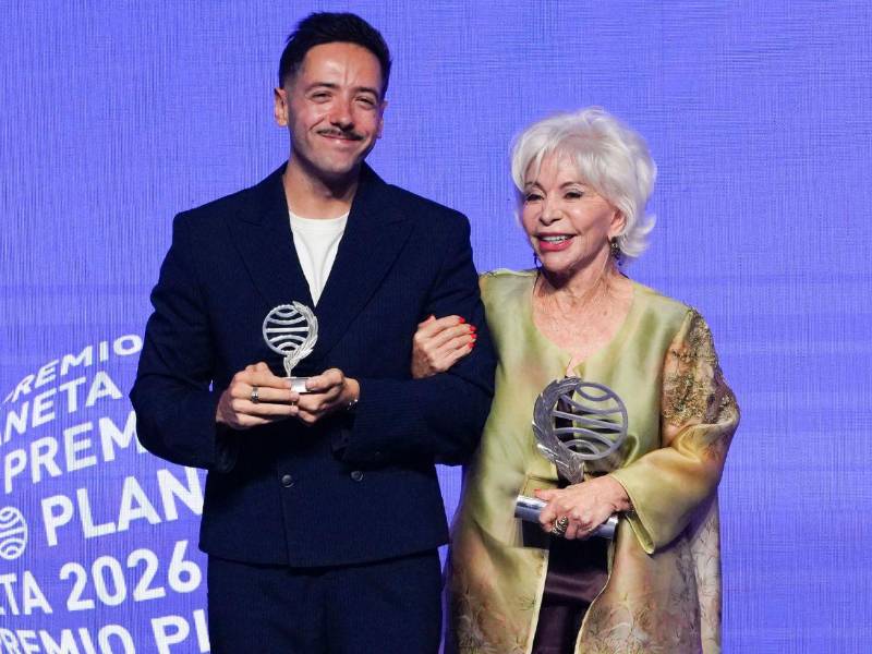 La escritora chilena Isabel Allende junto al escritor Sergio Hernández Carrasco, finalista con su novela 'La añoranza'.