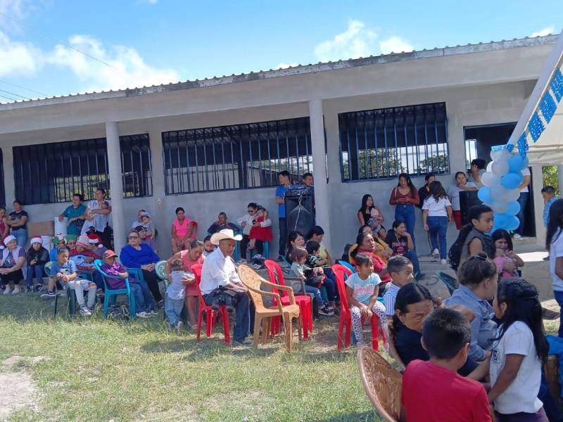 Los niños, padres de familia y maestros agradecen a todos los que hicieron posible la construcción de la escuela en el barrio, El Trigal.