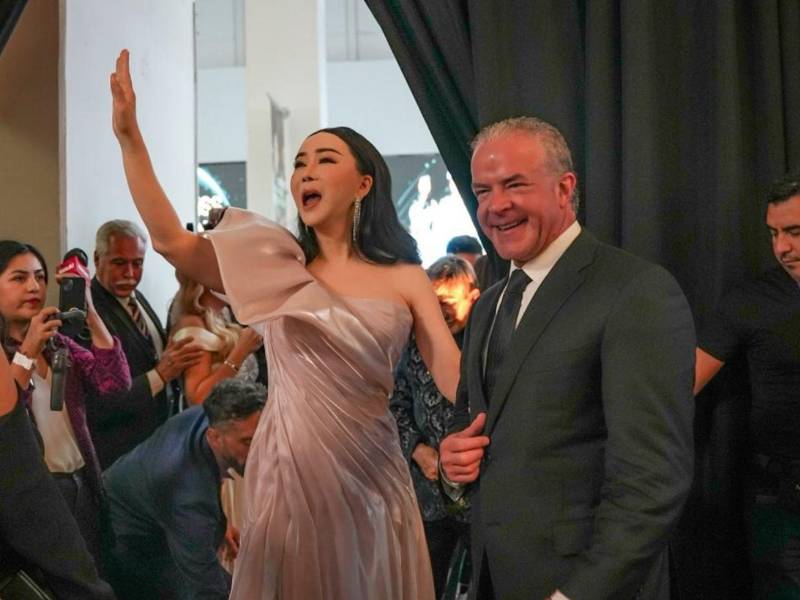 Dos meses más tarde, anunció la venta del 50 % de las acciones del certamen de belleza al mexicano Raúl Rocha Cantú, quien actualmente es prófugo de la justicia de su país, que le acusa por presuntos vínculos con el crimen organizado.