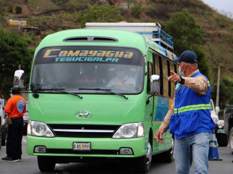 Mientras en diferentes sectores de Honduras se reportan tomas de carreteras y protestas de transportistas por el aumento en los precios de los combustibles, el IHTT aseguró que no existe un acuerdo para paralizar el servicio.