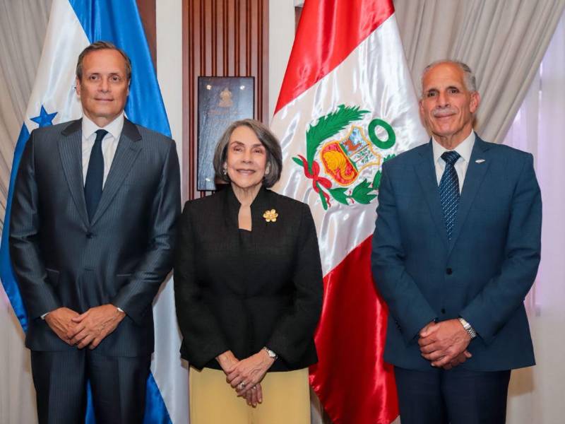 El embajador de Perú ante pueblo y gobierno de Honduras, César Max Larraín Tafur, presentó las cartas credenciales al presidente de la República, Nasry Asfura que estuvo acompañado de Mireya Agüero.