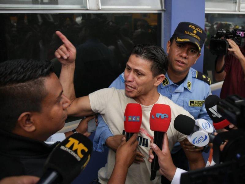 Elvis Posada relató, con mucha angustia, lo ocurrido ante los medios de comunicación.