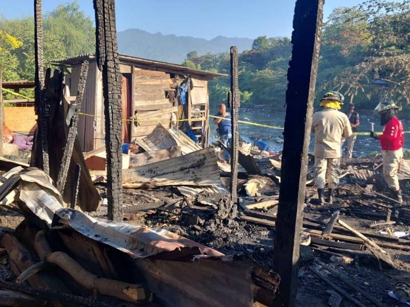 El alcalde de San Pedro Sula, Roberto Contreras, informó que las autoridades mantienen la investigación para determinar el origen del incendio.
