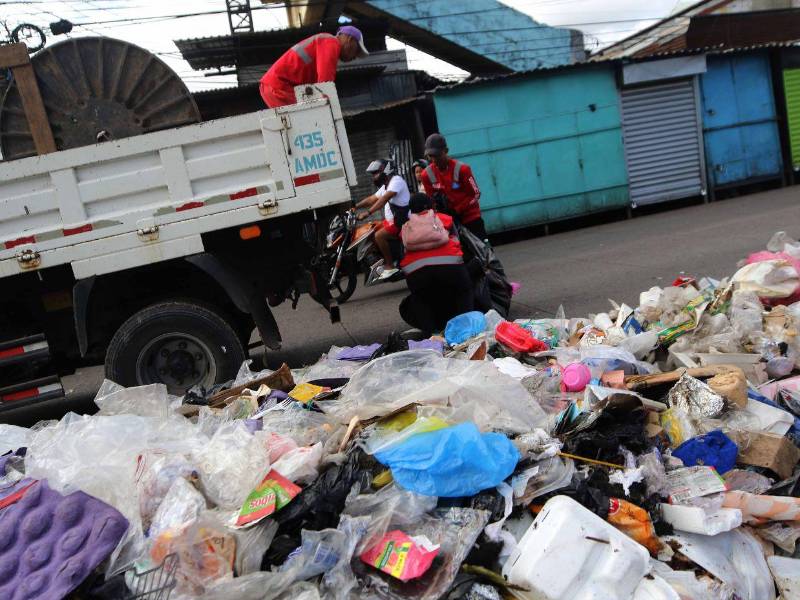 Frutas dañadas, restos de comida y empaques elevaron la basura en los mercados capitalinos, donde este 25 de diciembre se recolectaron cerca de 50 toneladas