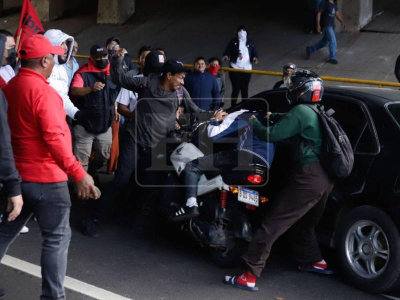Con cascos, puñetazos y a patadas, un grupo demilitantes del partido Libertad y Refundación (Libre) atacaron a un motociclista y a su acompañante tras intentar pasar, cuando estos cerraron el paso como protesta a inmediaciones del Infop. Aquí las fotos.