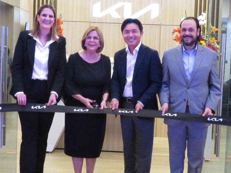 Modernas instalaciones fueron inauguradas por el señor Steve Lee y la señora Delmy Jaar junto a sus hijos, realizaron el corte de cinta y el brindis de honor.