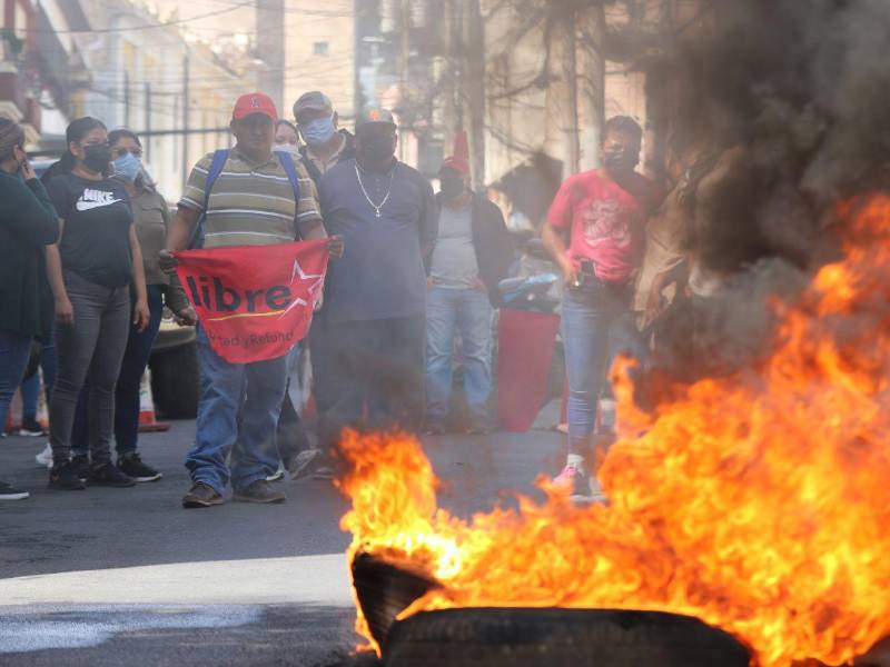 Distintos puntos de Tegucigalpa y Comayagüela amanecieron bloqueados este martes 13 de enero por supuestos colectivos del partido Libertad y Refundación (Libre), extendiéndose por varias horas en algunos sectores, quienes exigen un conteo voto por voto a nivel municipal.