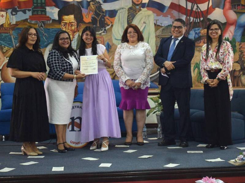 Las autoridades de la Universidad Pedagógica Nacional Francisco Morazán le hicieron entrega del reconocimiento a la maestra en una magna ceremonia dentro de sus instalaciones.