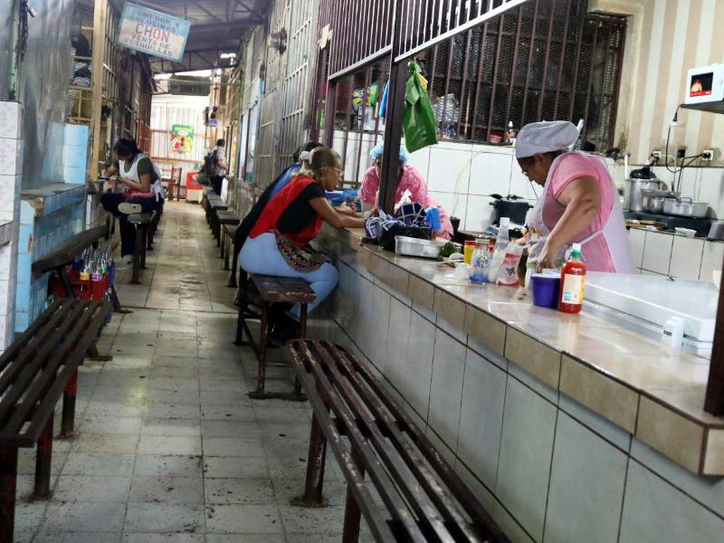 Los vendedores de comida reportaron pérdidas porque los clientes no llegan a los locales y la única manera de vender es através de pedidos.