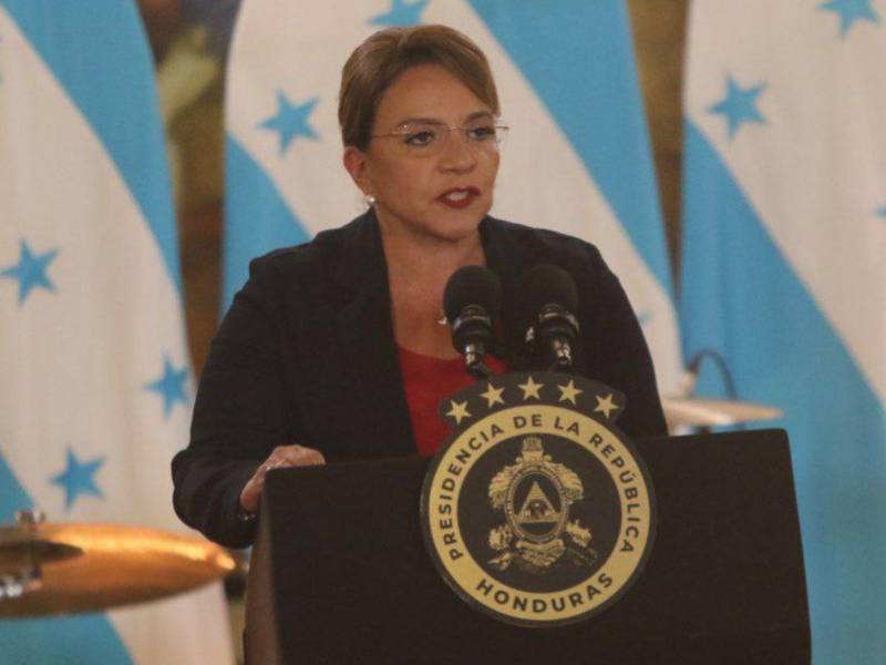 La presidenta anunció bonos mensuales para familiares de víctimas, acusó a los responsables de ser “traidores”.