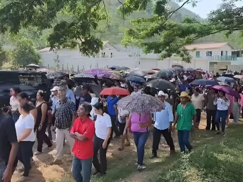 Decenas de pobladores de Yorito, Yoro, y zonas cercanas dieron el último adiós al pastor evangélico Óscar Núñez, asesinado tras haber sido secuestrado el 20 de abril y posteriormente asesinado.