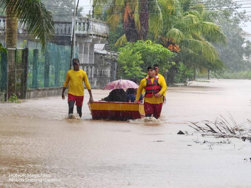 Hasta en lanchas fueron rescatadas algunas familias en la zona atlántica del país.
