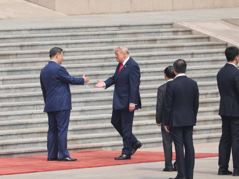 Los mandatarios se saludaron antes de entrar a la cumbre.