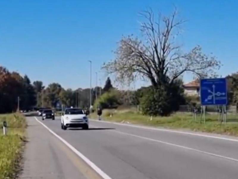 El hombre iba en su silla, por un lado, de la carretera cuando habría invadido la vía.