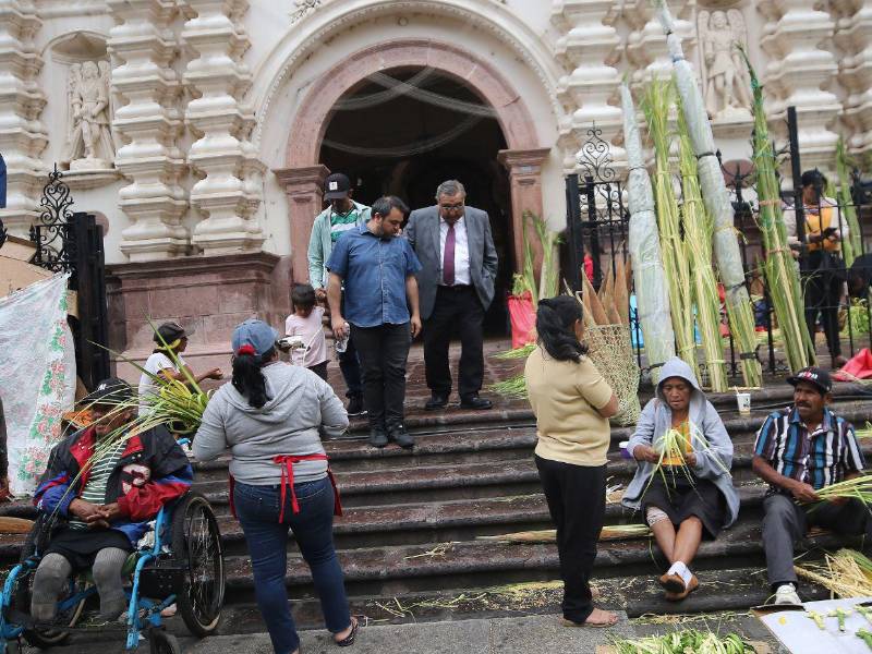 Fieles acuden al centro de la capital para adquirir ramitos de olivo, una práctica religiosa que marca el inicio de la Semana Santa.