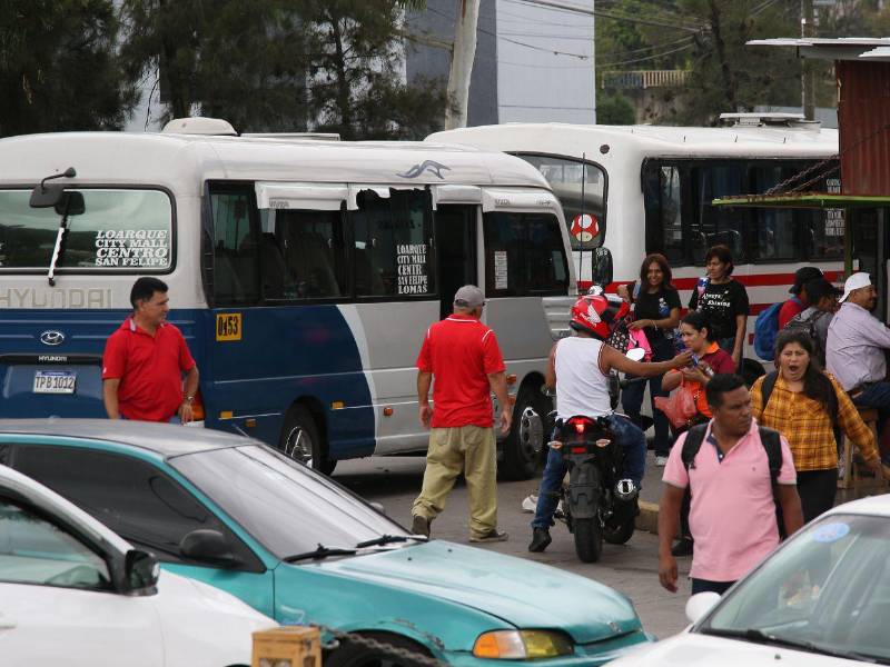 Ante la presión por el alza en combustibles, el gobierno decidió subsidiar con L2 el transporte urbano, evitando trasladar el incremento a los usuarios.