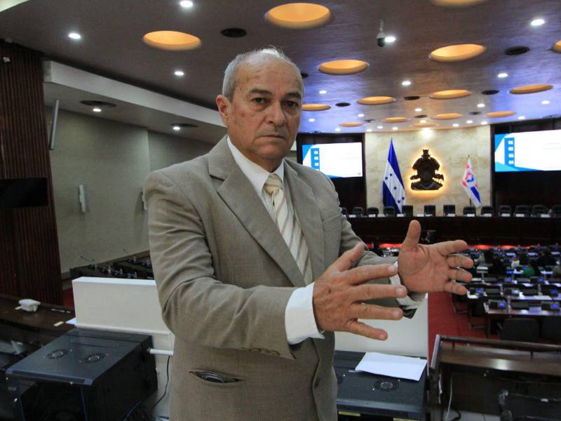 En la Cámara y en los pasillos del Congreso Nacional, Norman Arévalo es considerado como el mentor de varias generaciones de congresistas a través de los últimos 44 años. Ha conocido a todos los legisladores desde 1982 y ha sido la mano derecha de todos presidentes que ha tenido el Congreso Nacional.