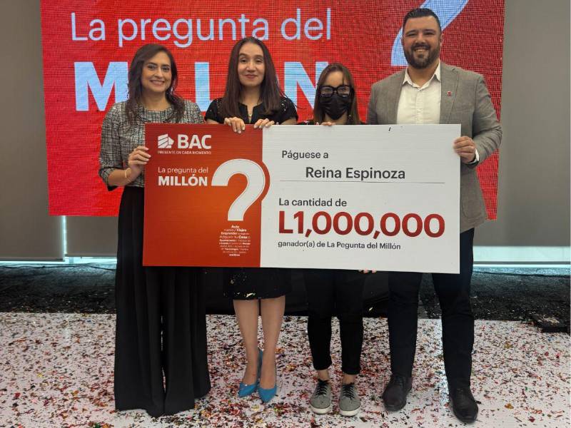 Ejecutivos BAC y Ganadora del primer sorteo de la promoción “La pregunta del millón”.