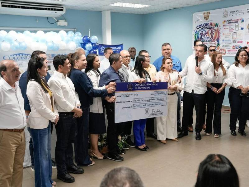 Los diputados entregaron el donativo a las autoridades del hospital.
