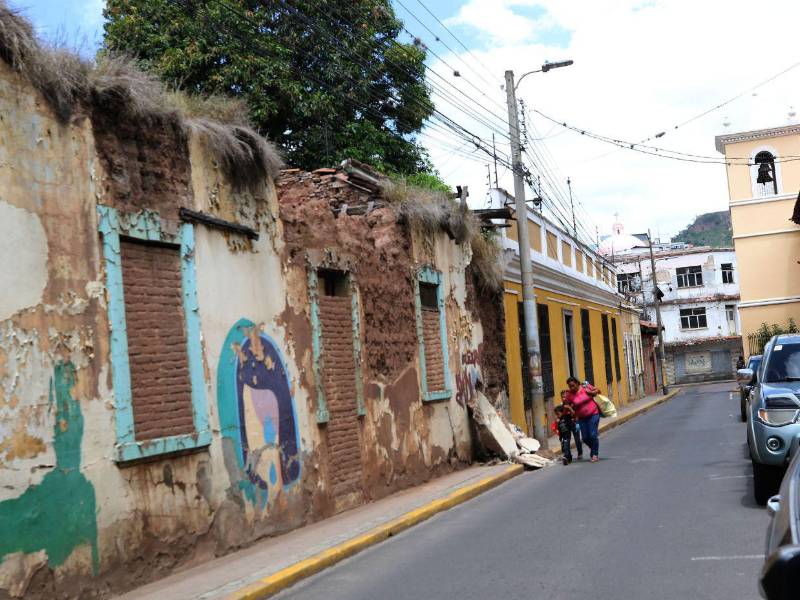 Las paredes de adobe del Museo del Hombre Hondureño comienzan a desplomarse, mientras el inmueble sigue abandonado tras el incendio de 2017.