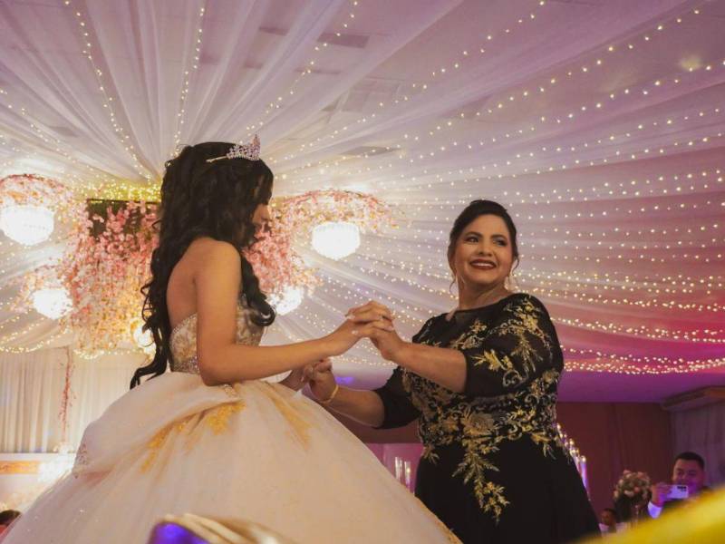 La madre de la quinceañera, Lilian Meza, comparte el primer baile con su hija.