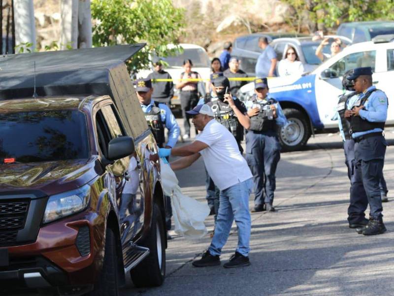 De acuerdo con información preliminar, sujetos desconocidos interceptaron a las víctimas y les dispararon en reiteradas ocasiones hasta provocarles la muerte.