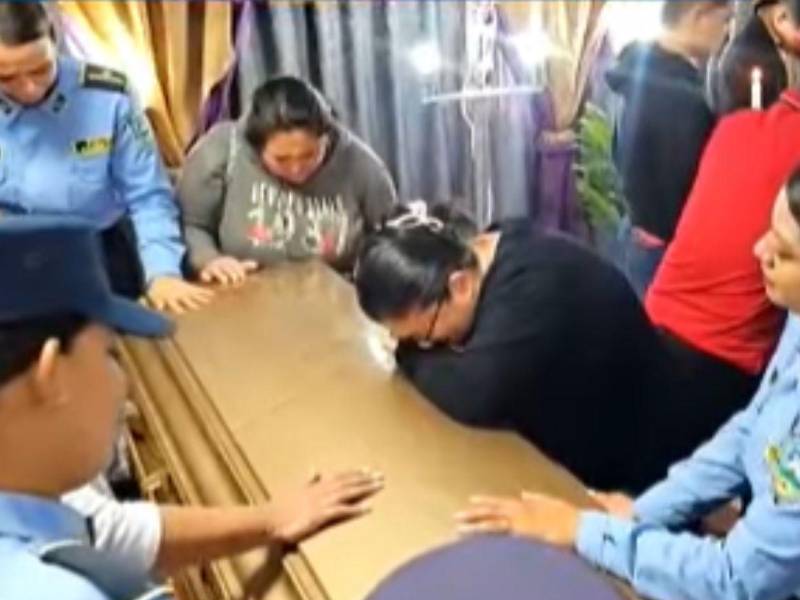 Compañeros y familiares despiden entre lágrimas a seis de los policías fallecidos en el accidente ocurrido en El Rodeo, Comayagua.