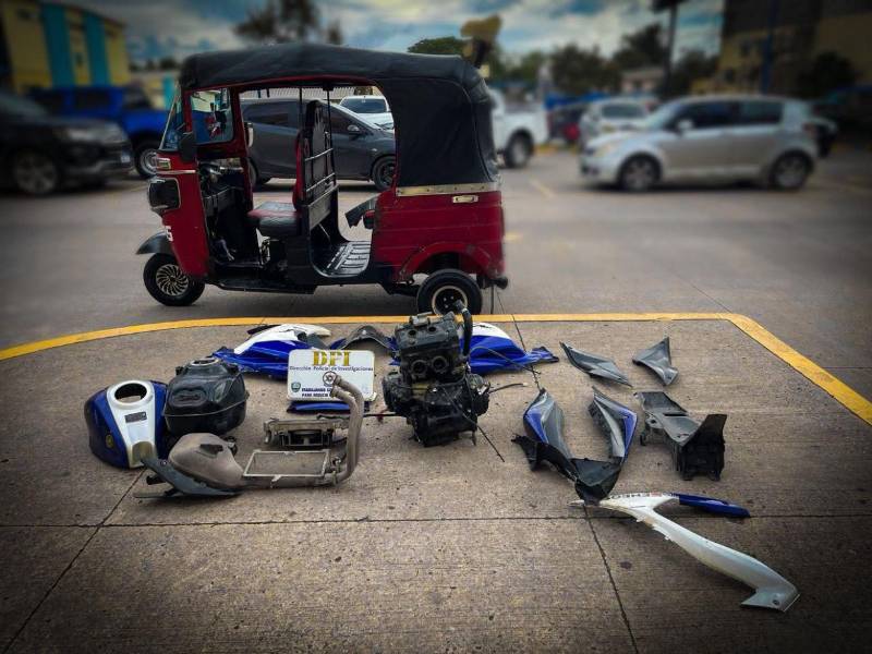 Las piezas que el detenido estaba a punto de vender en el bulevar del Norte, entre ellas, el motor de la motociceleta robada.