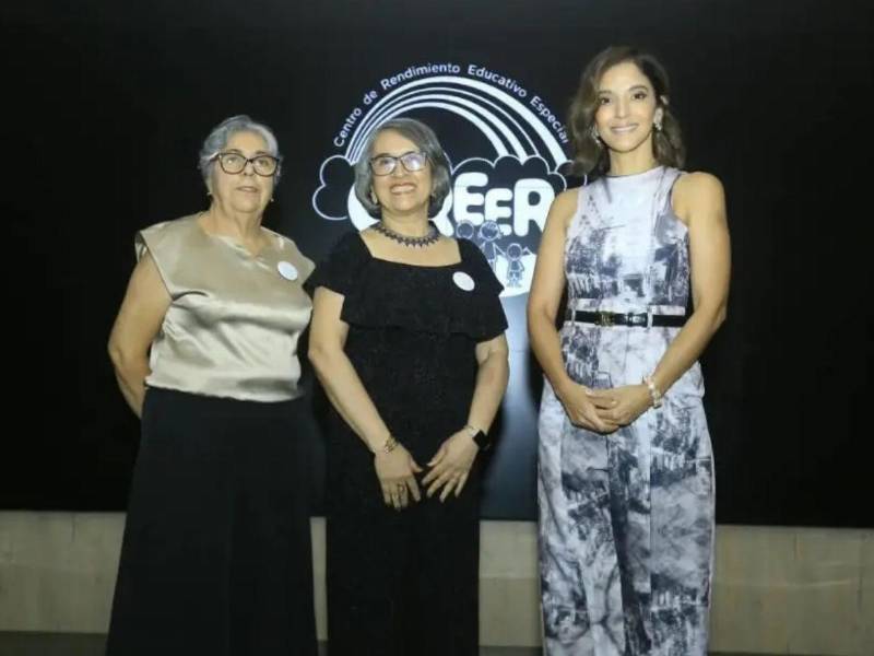 Ligia Castro junto a Ana Serrano y Carolina Vélez, integrantes de la junta directiva de CREER.