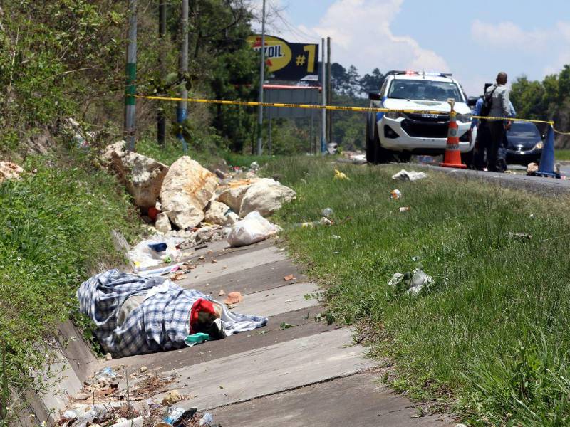 El cuerpo sin vida fue dejado envuelto en varias sábanas, en el kilómetro 9 de la carretera CA-5 norte.