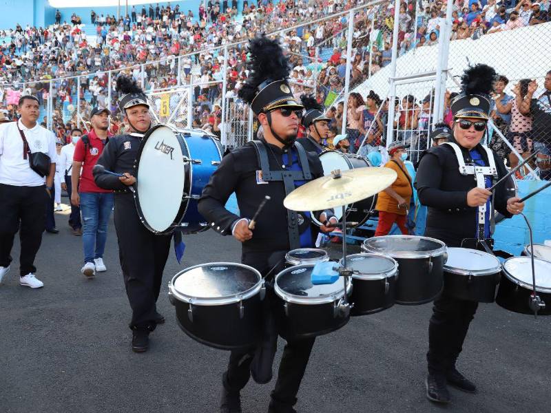 Las notas musicales, trajes brillantes y pasos firmes de los desfiles escolares llenan de alegría y orgullo esta fiesta nacional.