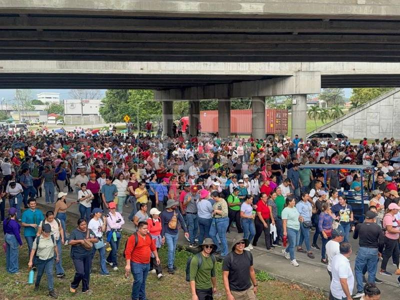 Docentes de Cortés recorren el bulevar del Norte de San Pedro Sula, Cortés, para exigir el pago del reajuste salarial que, según denuncian, sigue pendiente por parte del Gobierno.