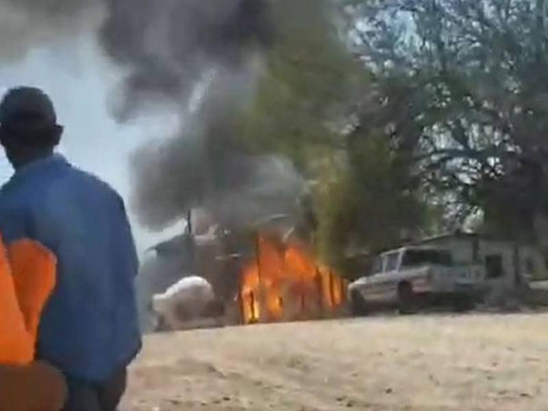 Momento en que las llanas iniciaban consumiendo una vivienda en San Esteban.