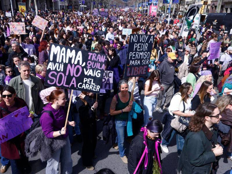 Las marchas reunieron a colectivos feministas, organizaciones sociales, sindicatos y ciudadanos que salieron al centro de la capital española para visibilizar diversas demandas relacionadas con la equidad de género y la protección de los derechos de las mujeres. Aquí las imágenes de la mega marcha.