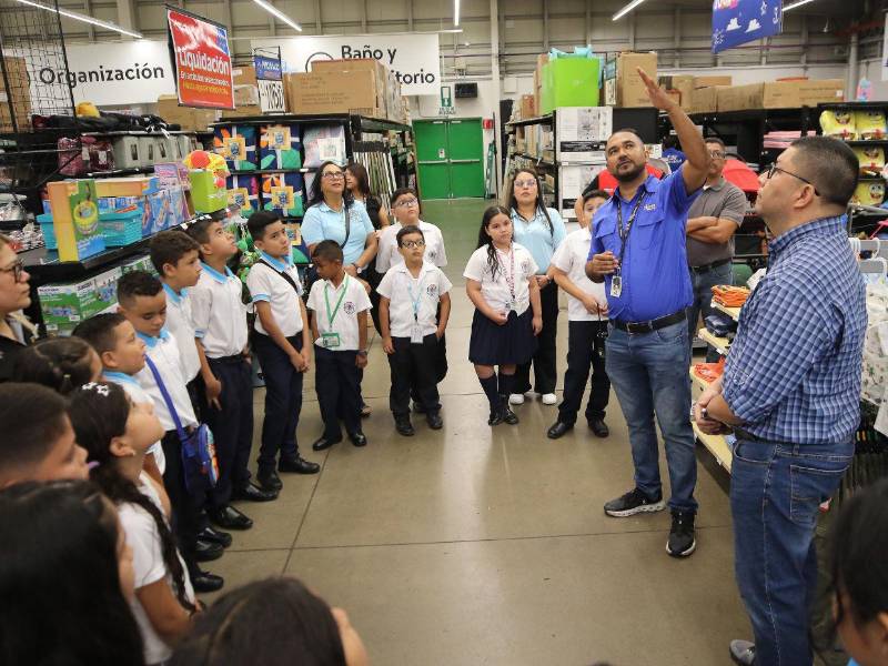 El uso de la luz natural es una de las medidas ecológicas de la cadena de supermercados. Aquí los guías explican sobre las buenas prácticas.