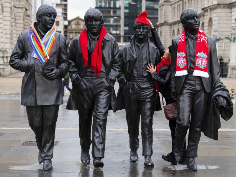 Los Beatles han seguido vivos en bandas sonoras de series y películas, como inspiración para artistas de gran nivel y, sobre todo, en la memoria colectiva como sello de Liverpool -en la imagen una estatua de los cuatro en esta ciudad.