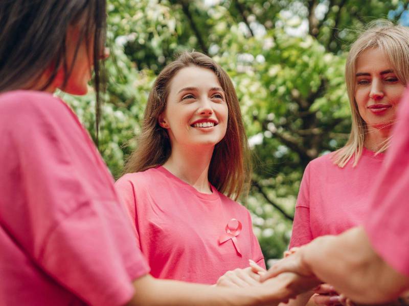 Las creencias sobre la enfermedad, la experiencia familiar, el apoyo emocional y los recursos económicos influyen en la forma en que cada paciente afronta los primeros síntomas y decisiones sobre su salud.