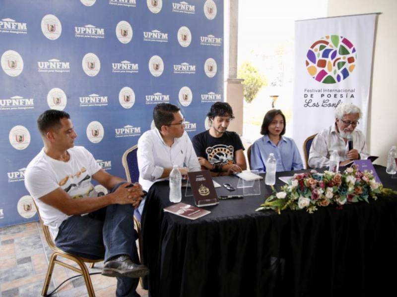 Néstor Ulloa moderó la presentación de los libros y lectura poética de Armando Maldonado, Tomy Barahona, Iveth Vega y Armando José Ramos.